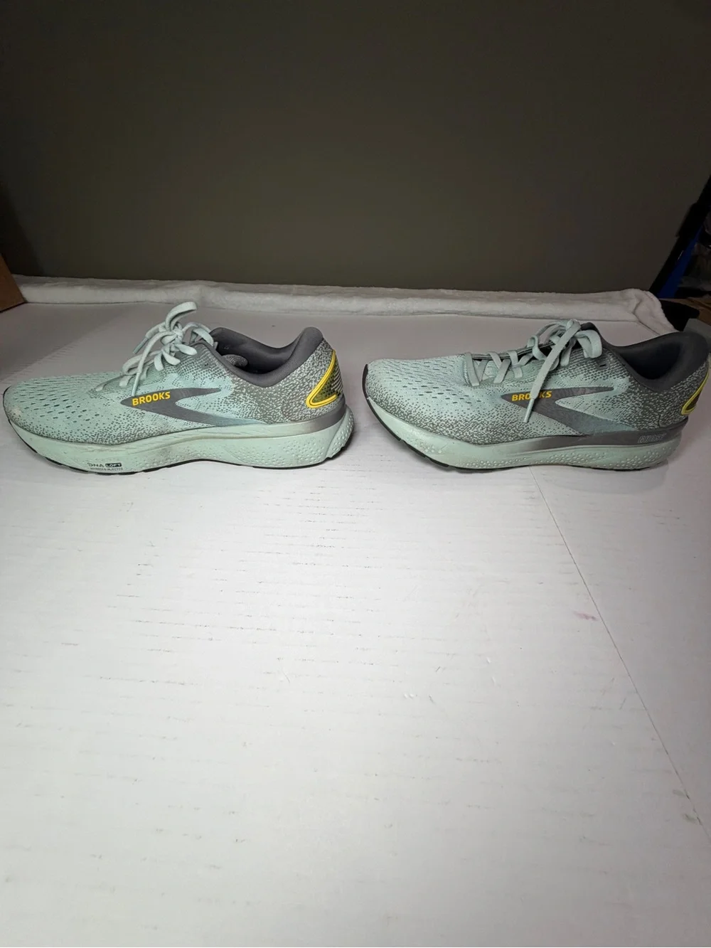 Brooks Mint Green men’s Running Shoes excellent condition